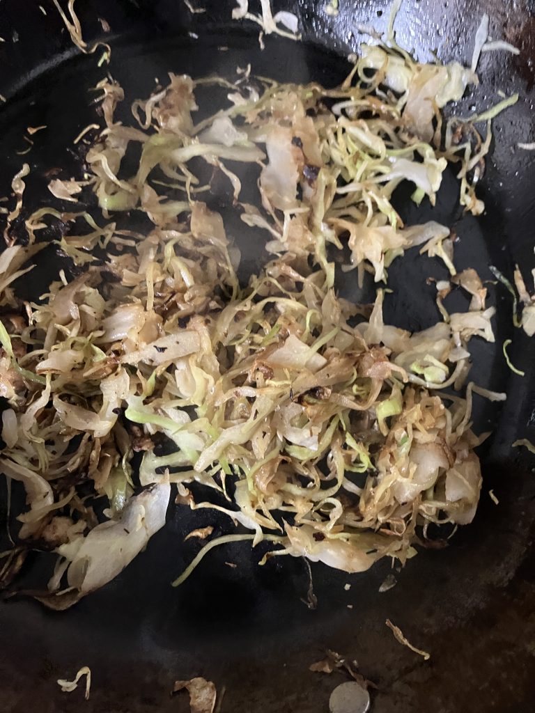 ペヤング作る１　キャベツ炒める