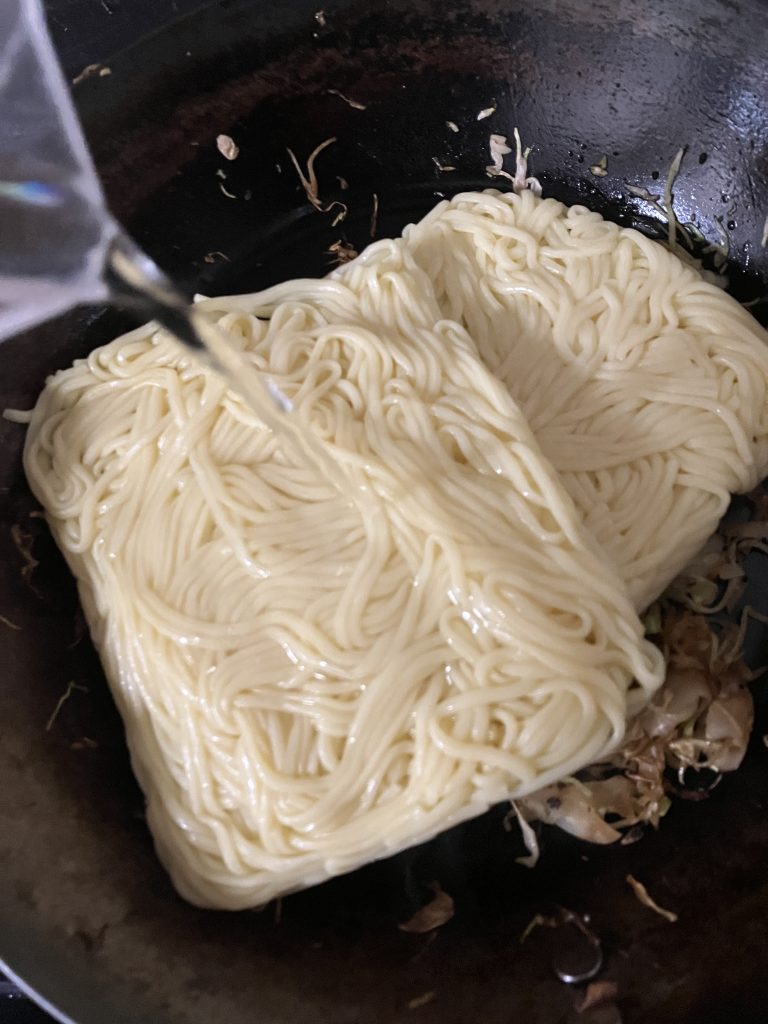 ペヤング作る２　麺ほぐす