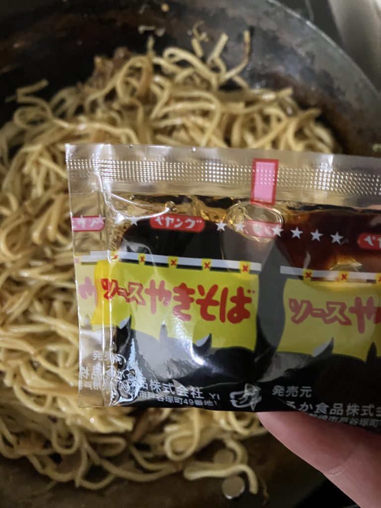 ペヤング作る3　ほぐれたらソースいれる